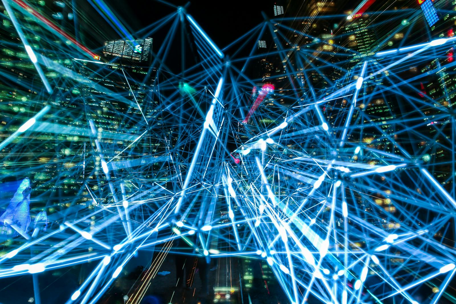 Abstracte blauwe lichtsporen, als digitale gegevens die door een netwerk stromen.