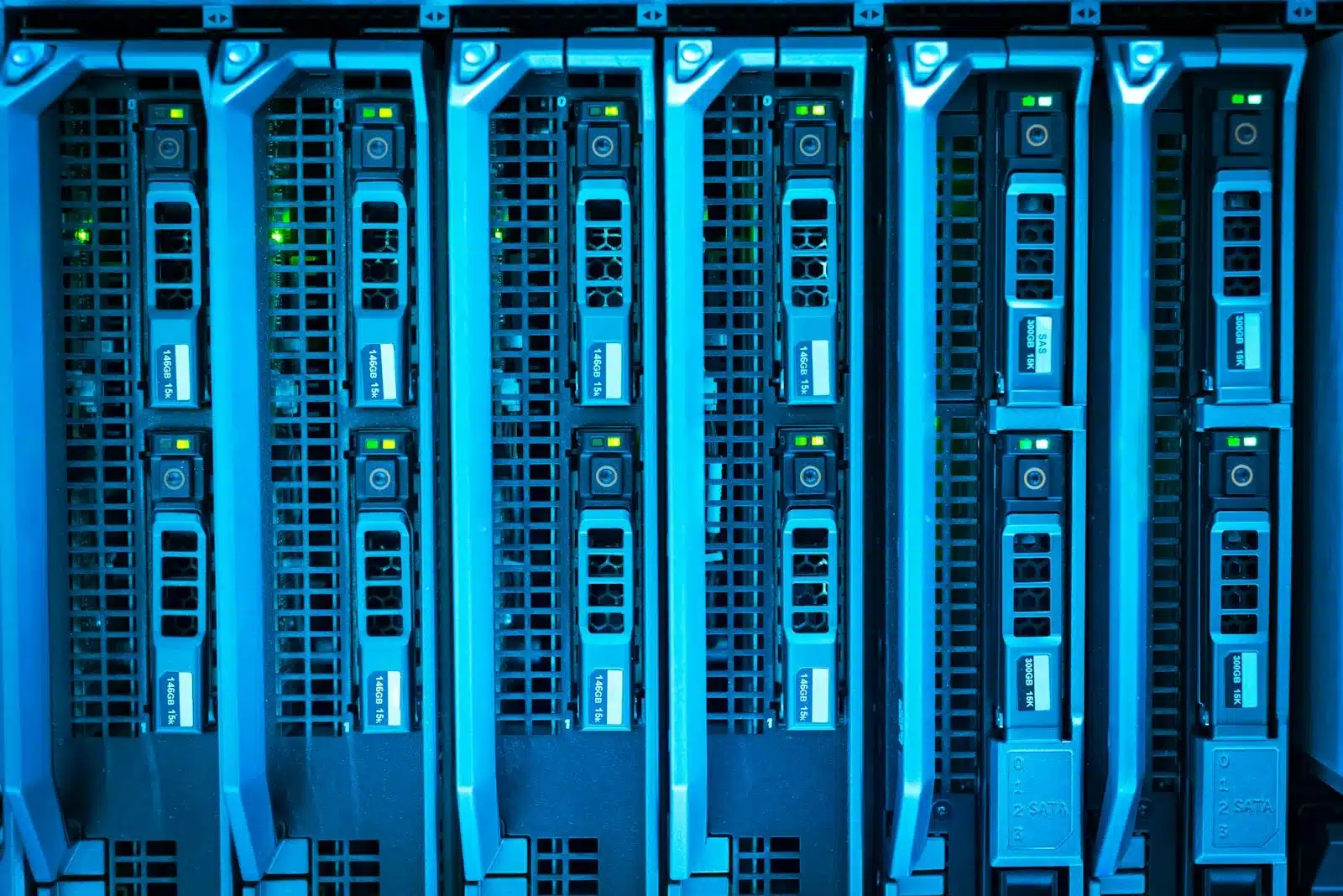 Een server in een datacenter, verlicht door blauw licht.