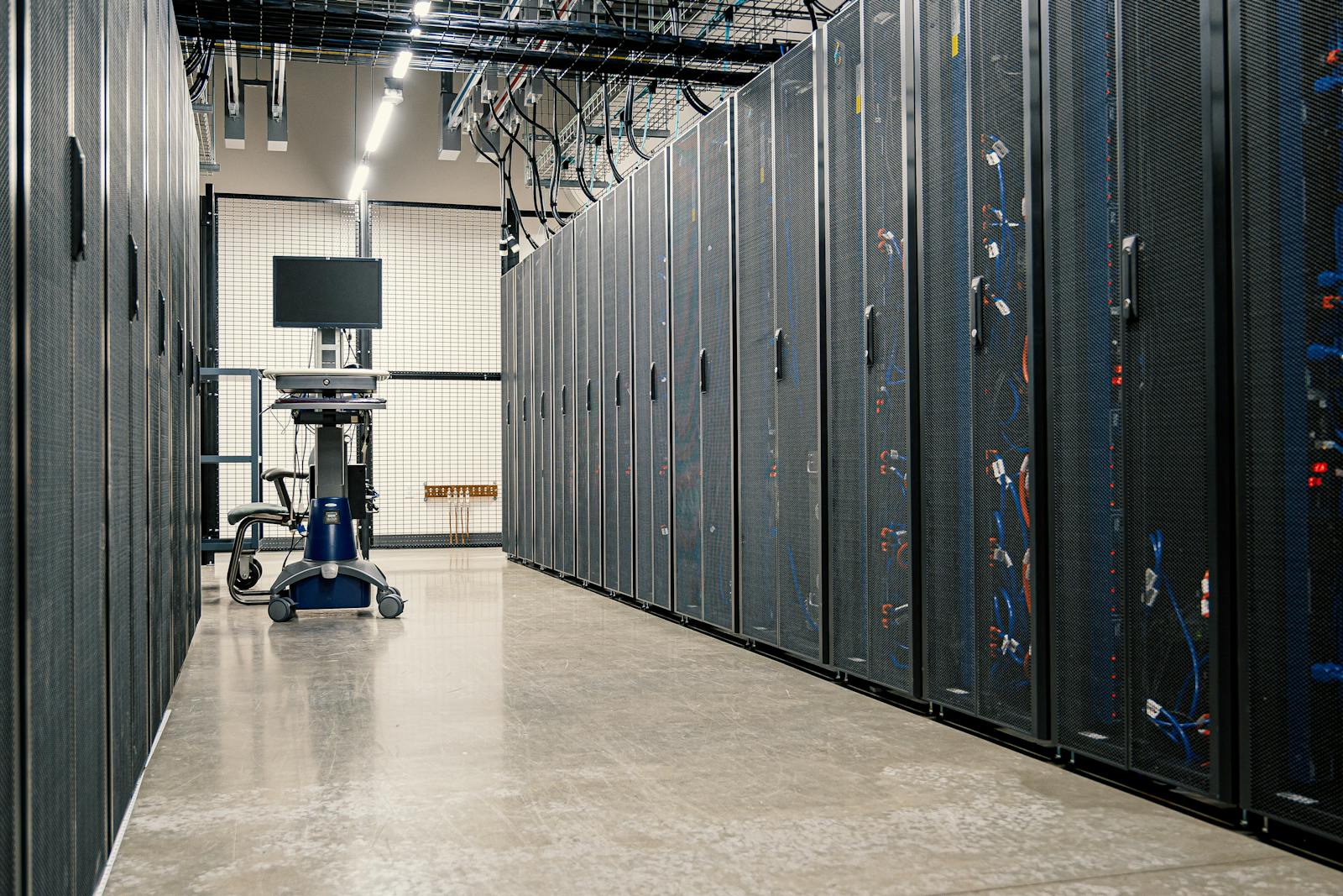 Serverrekken in een datacenter, het soort opslag waarop de fileshare voor profielcontainers draait.