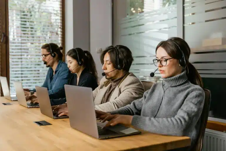Mensen werken op laptops in een kantoor, het type werkplek waar Citrix Platform Flex zich op richt.